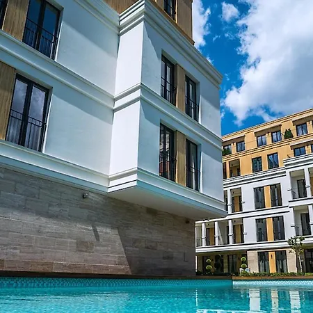 Quiet, Centrally Located Family Friendly Apartment *