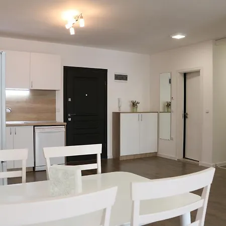 Apartment Quiet, Centrally Located Family Friendly *