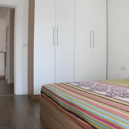 Quiet, Centrally Located Family Friendly Апартаменты *